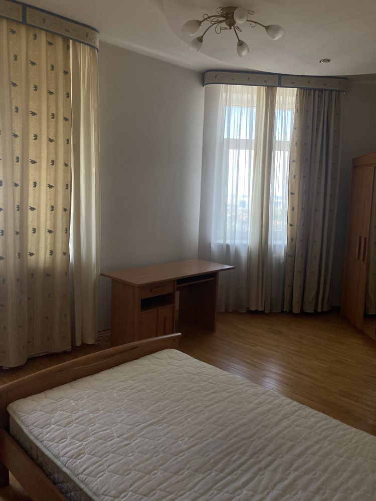 Spacious Apartment on Lesya Ukrainka Boulevard with City View