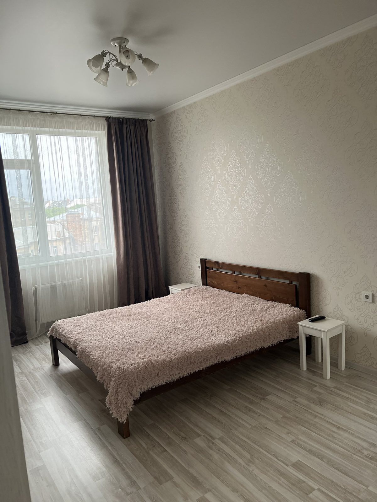 Modern 1-Bedroom Apartment with Parking in Center