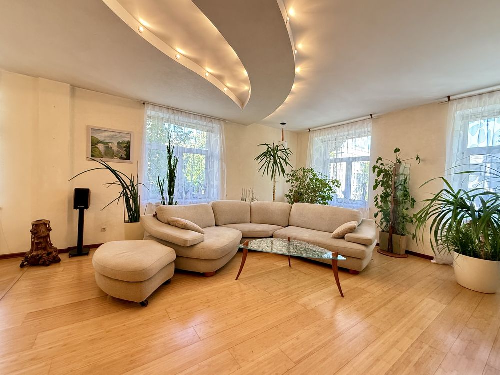 Spacious 3-room apartment in city center near Arsenalna metro
