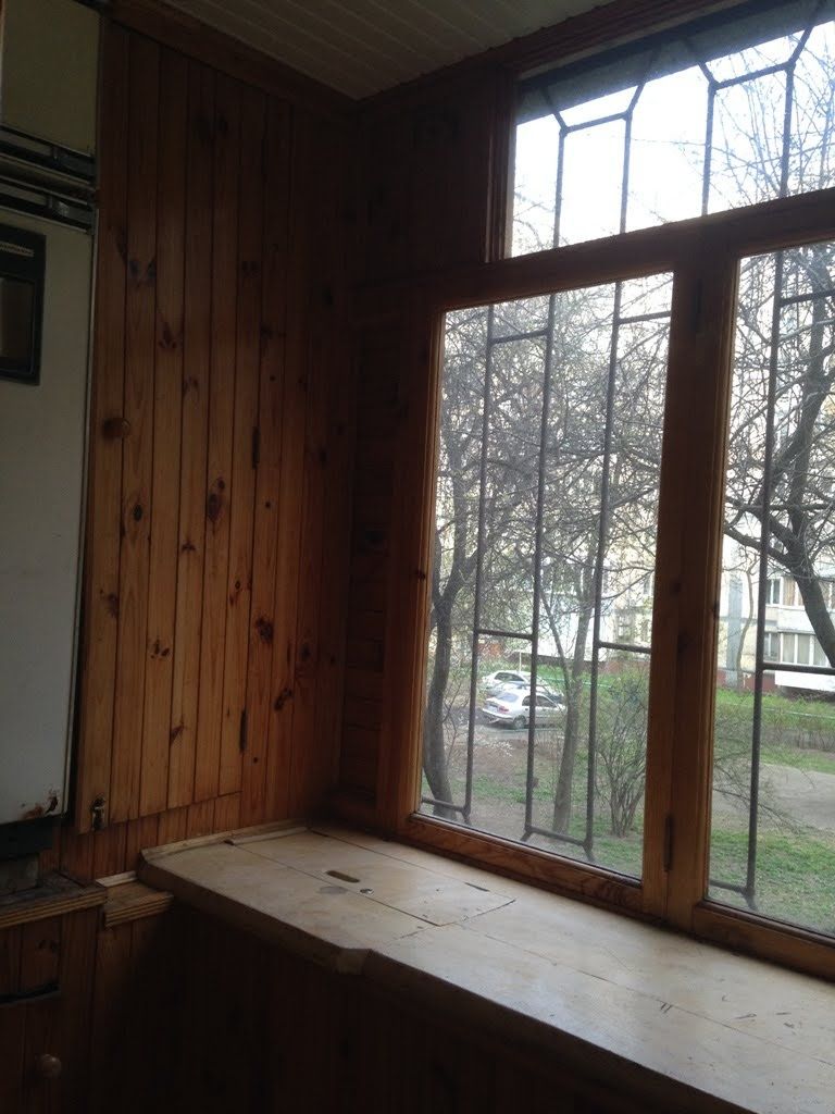 2-Room Apartment near Beresteiskyi Prospect with Excellent Transport Connectivity