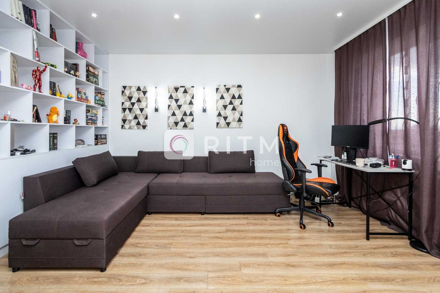 Modern Designer Studio with Panoramic Windows in Center