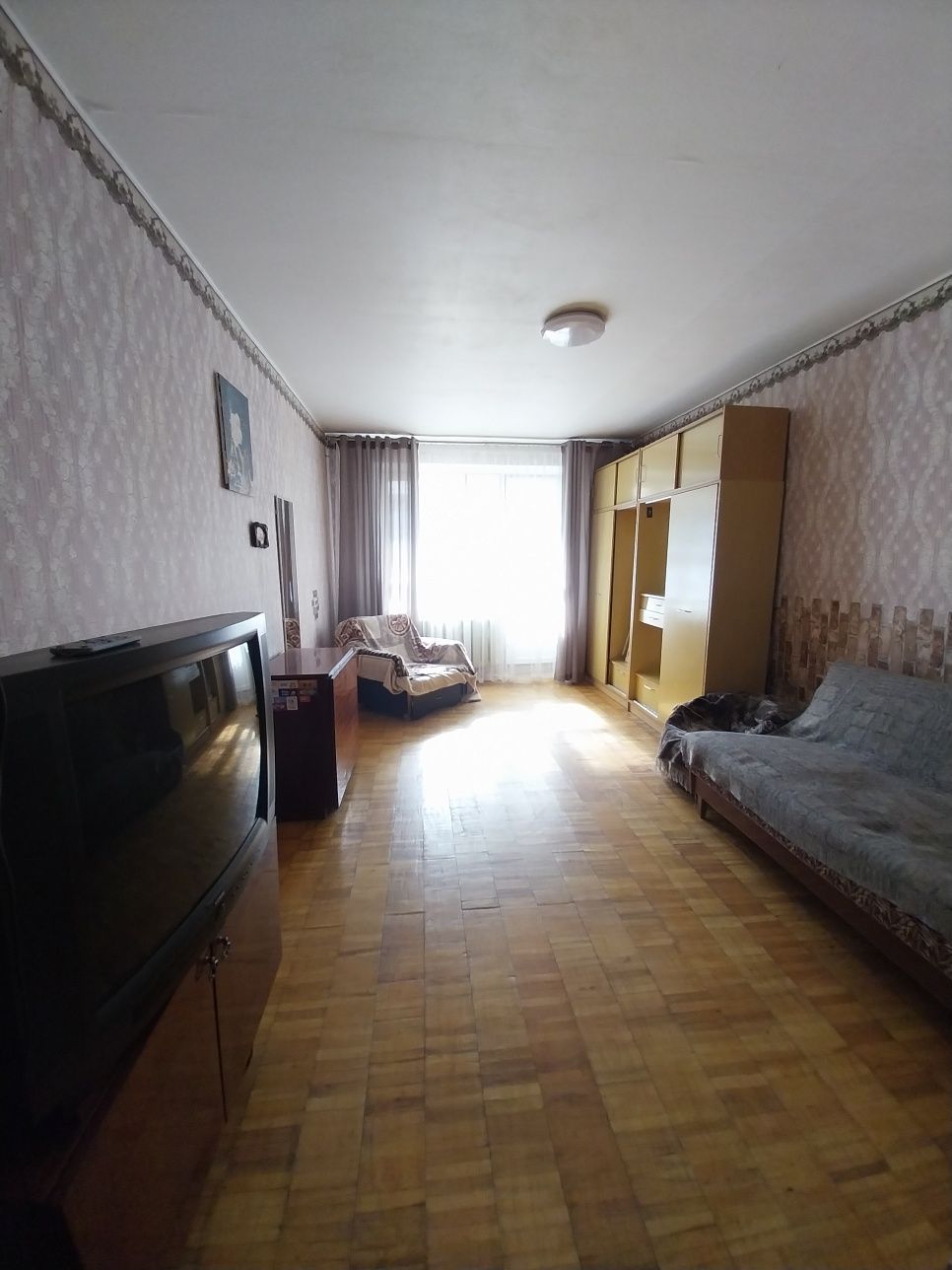 Small House with Parking Near West Bus Station