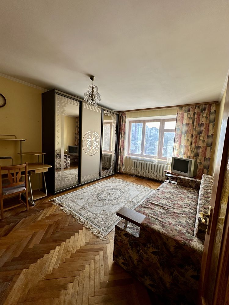 Bright 1-Bedroom Apartment with Balcony Near Chornovola