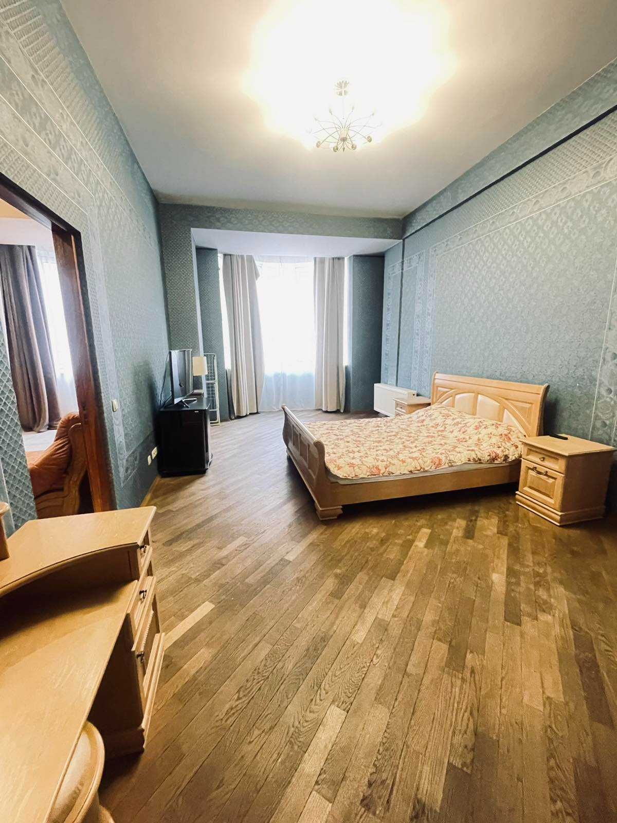 Spacious 3-Room Apartment in City Center with Designer Renovation
