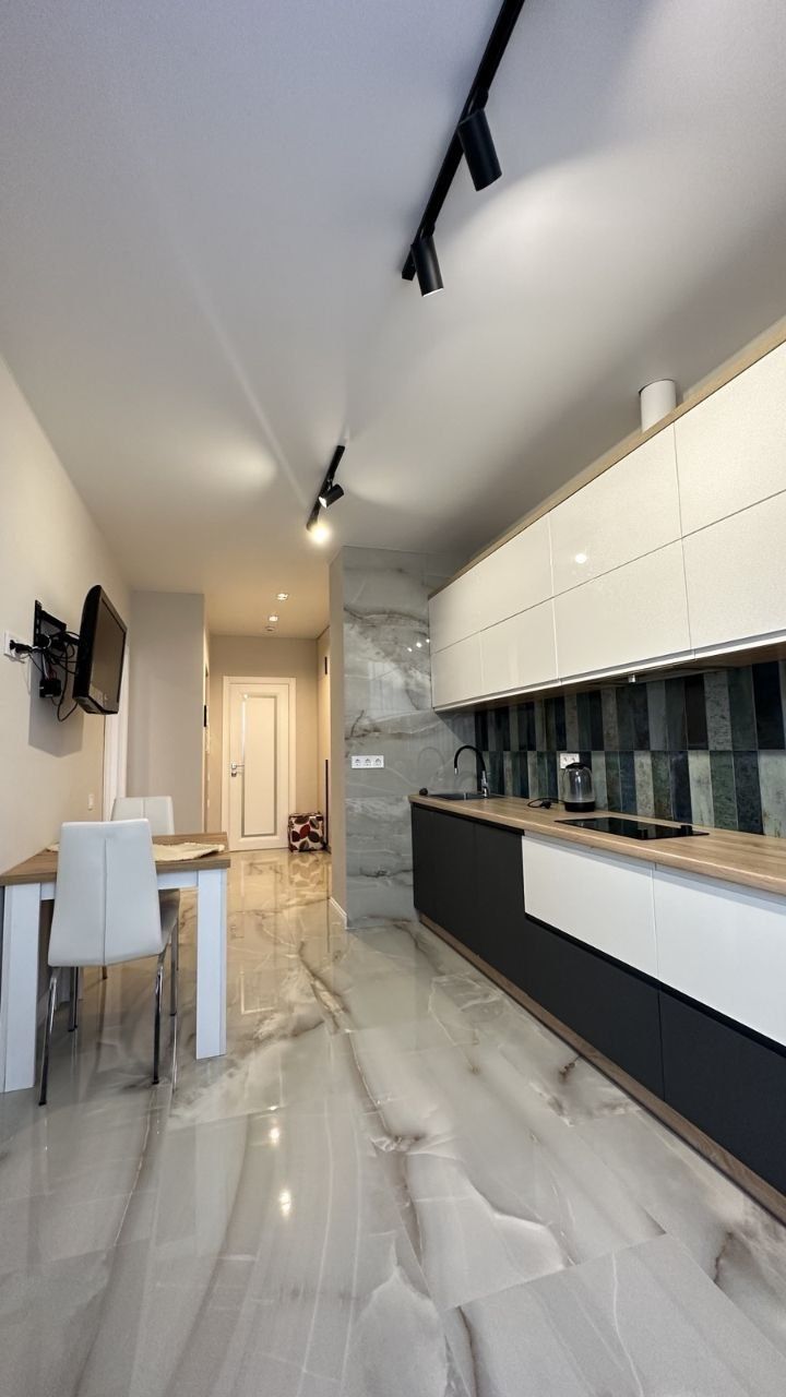 Spacious 1-bedroom apartment in central location with city view