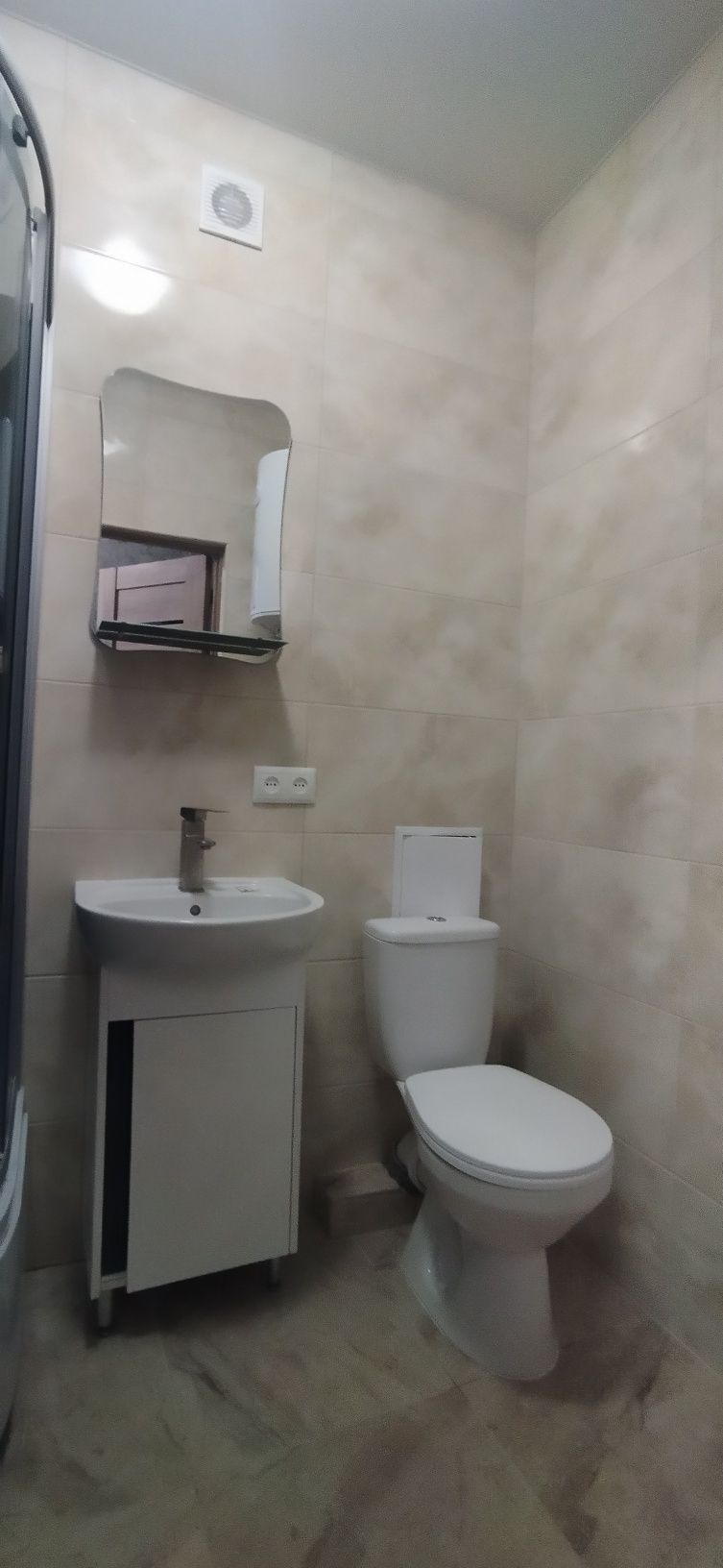 Modern Studio Near Metro with Lake View