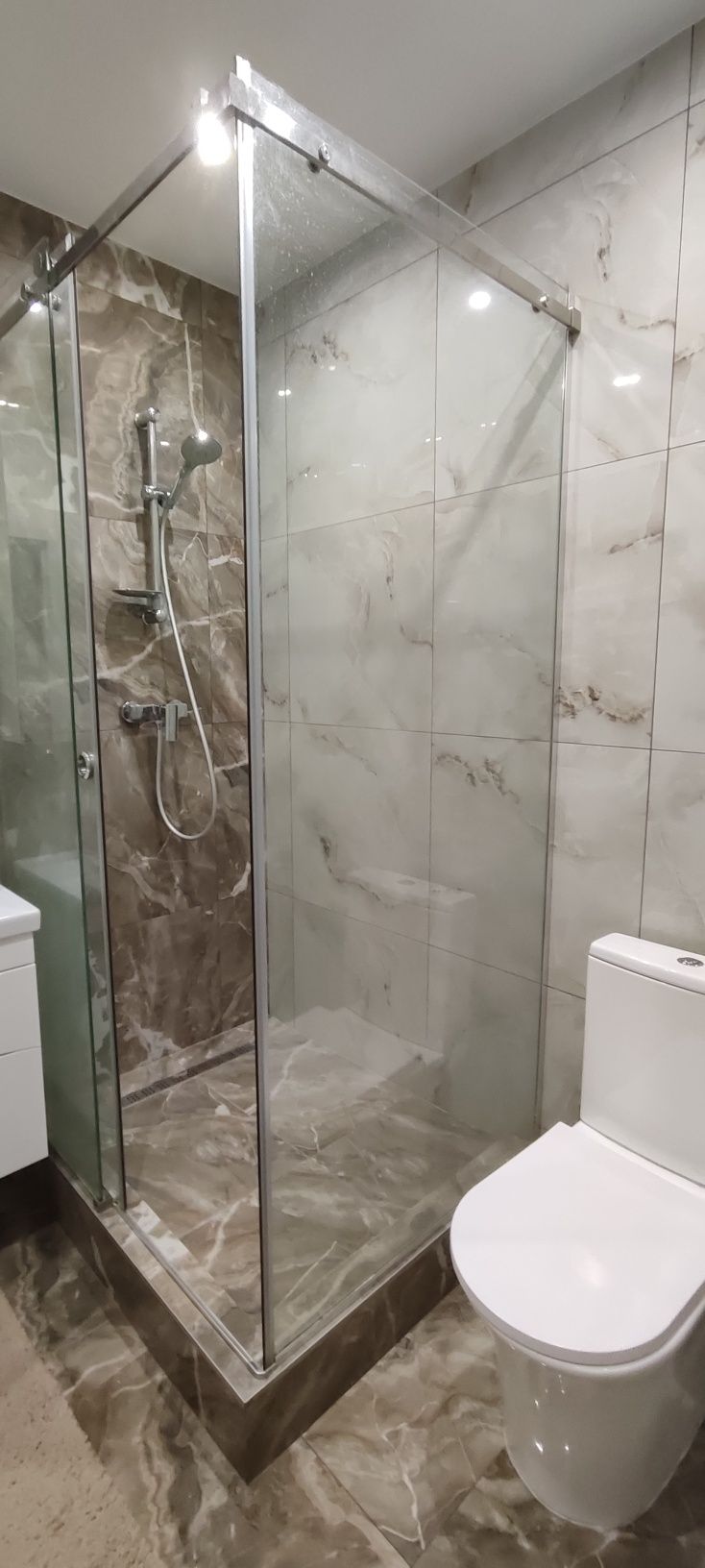 Modern 2-Room Apartment with Full Amenities and Designer Renovation