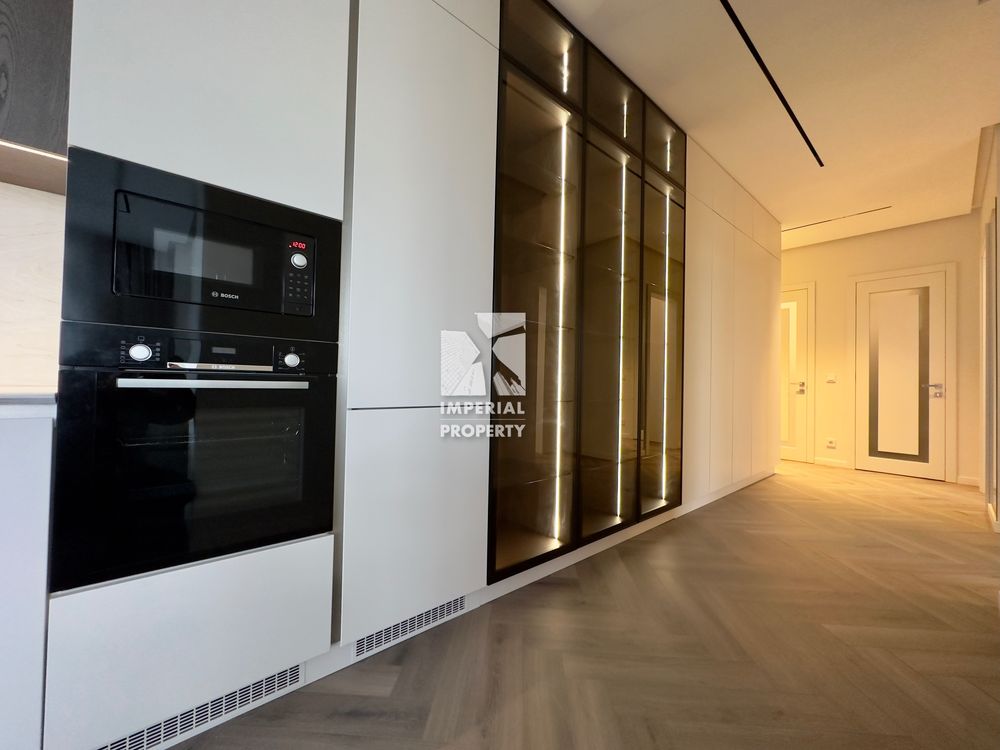 3-Room Apartment in Residents Park with Designer Renovation