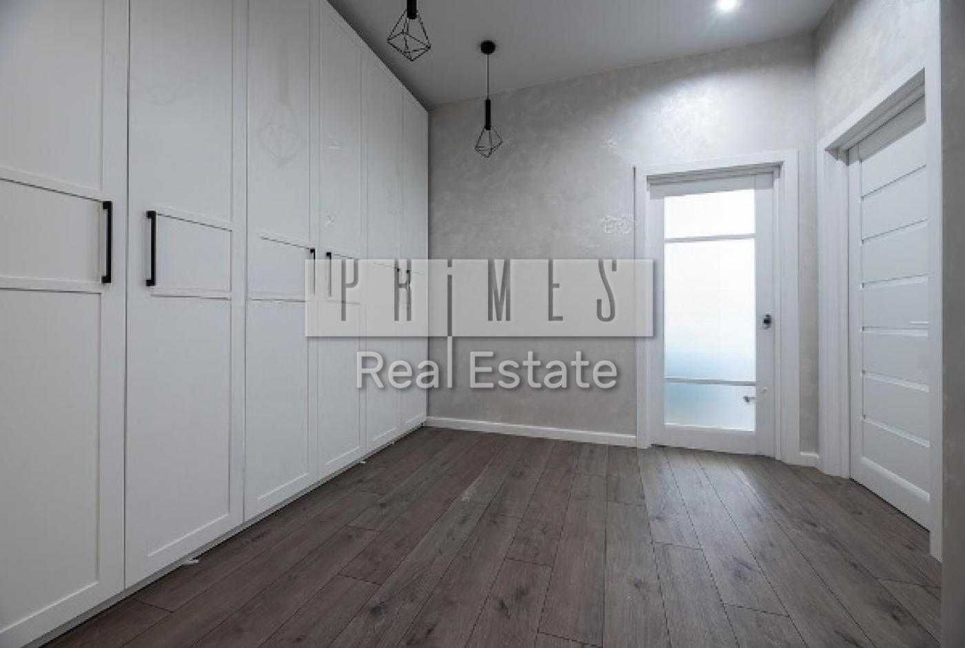 Modern Two-Bedroom Apartment in Novopecherskie Lipki Residential Complex