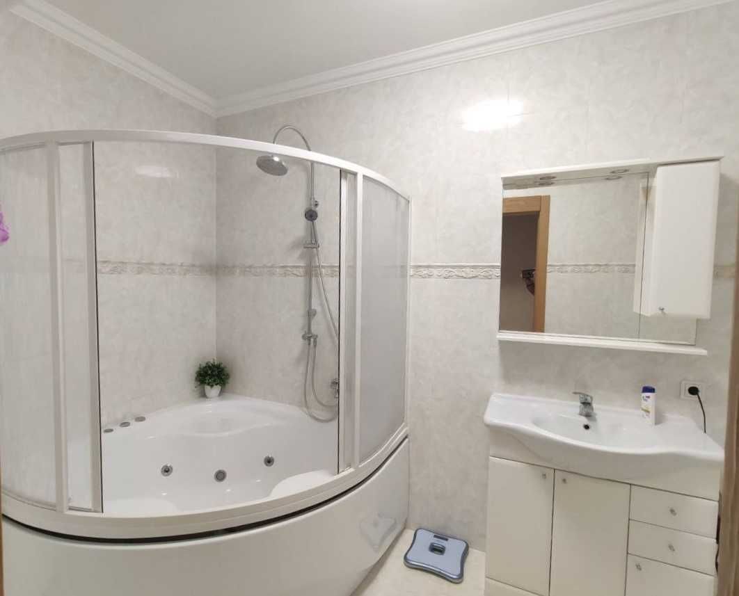 Spacious 3-Room Apartment in Classic Style with High-Quality Renovation