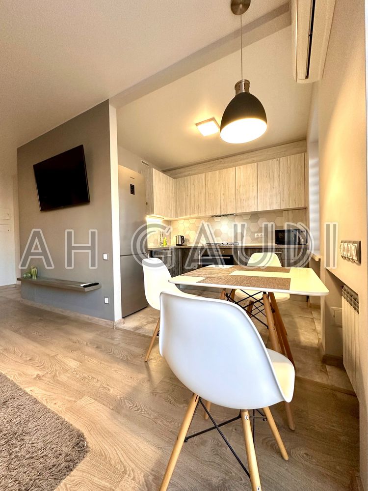 Central City Studio Apartment with Full Amenities