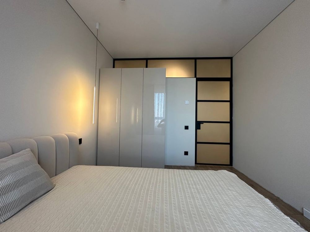 1-Bedroom Apartment with Designer Renovation near J. Washington Area