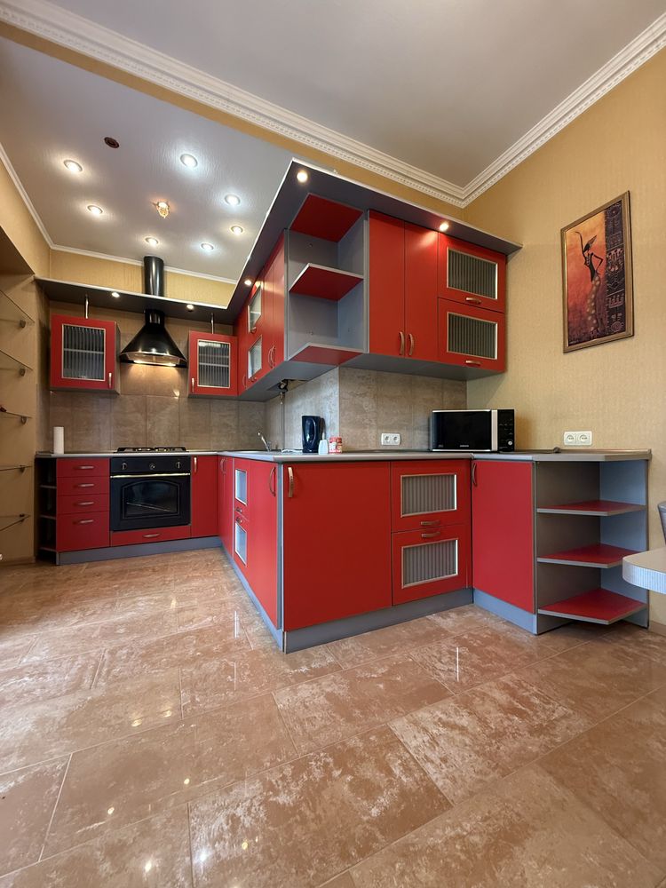 4-Room Apartment in Frankivsky District, City Center