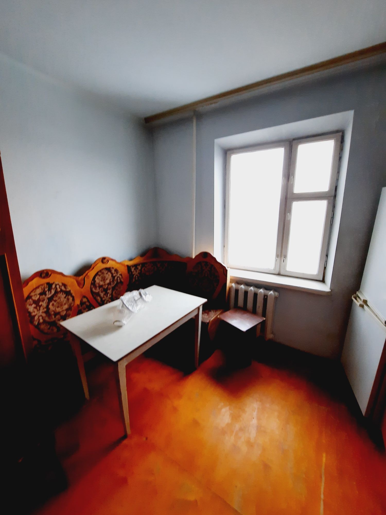 One-bedroom apartment with furnished kitchen near amenities