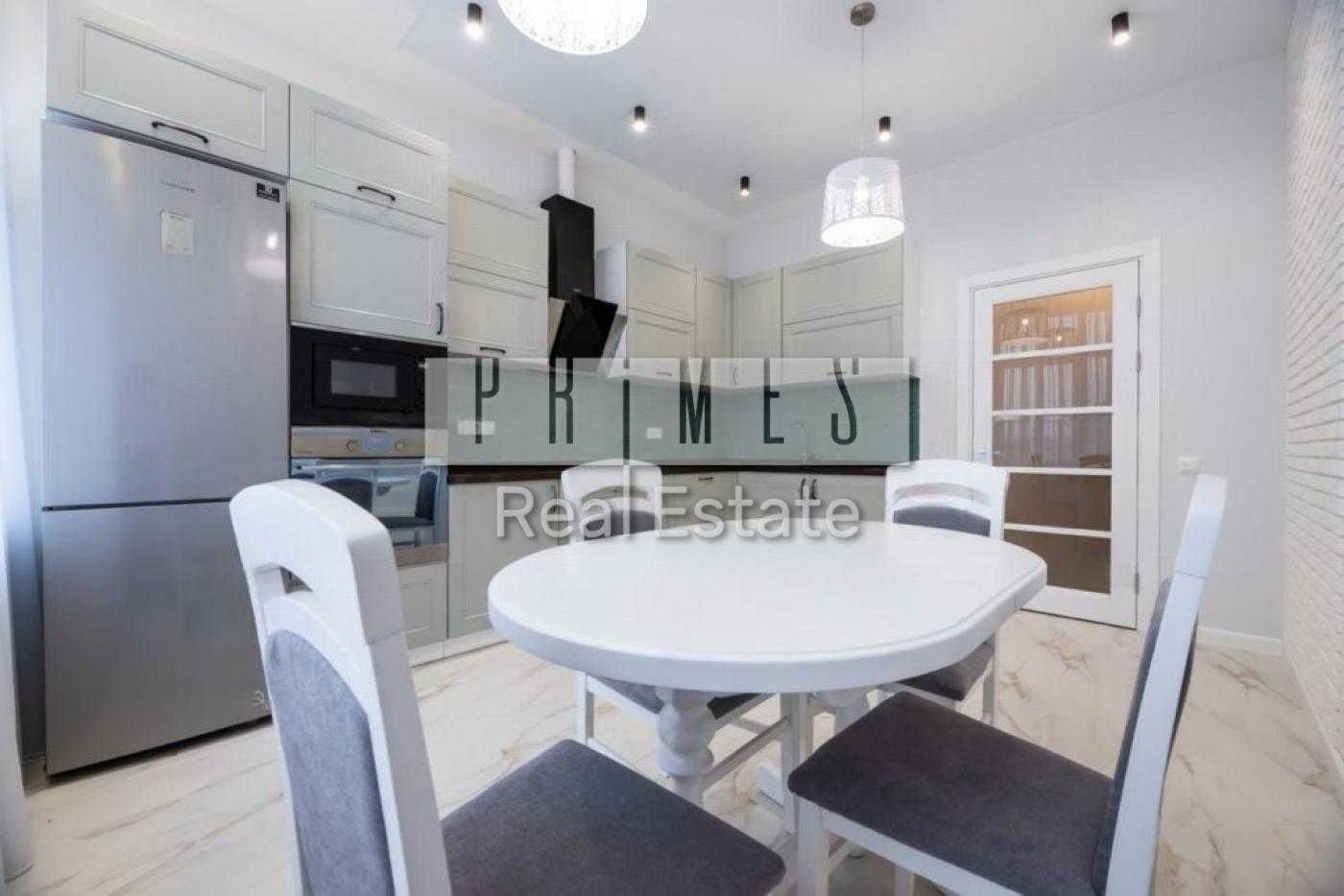 Modern Two-Bedroom Apartment in Novopecherskie Lipki Residential Complex