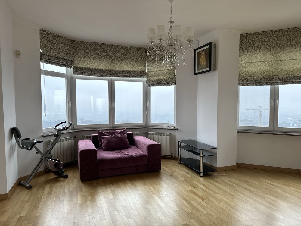 Spacious 4-room apartment with panoramic Dnipro view in Pechersk district