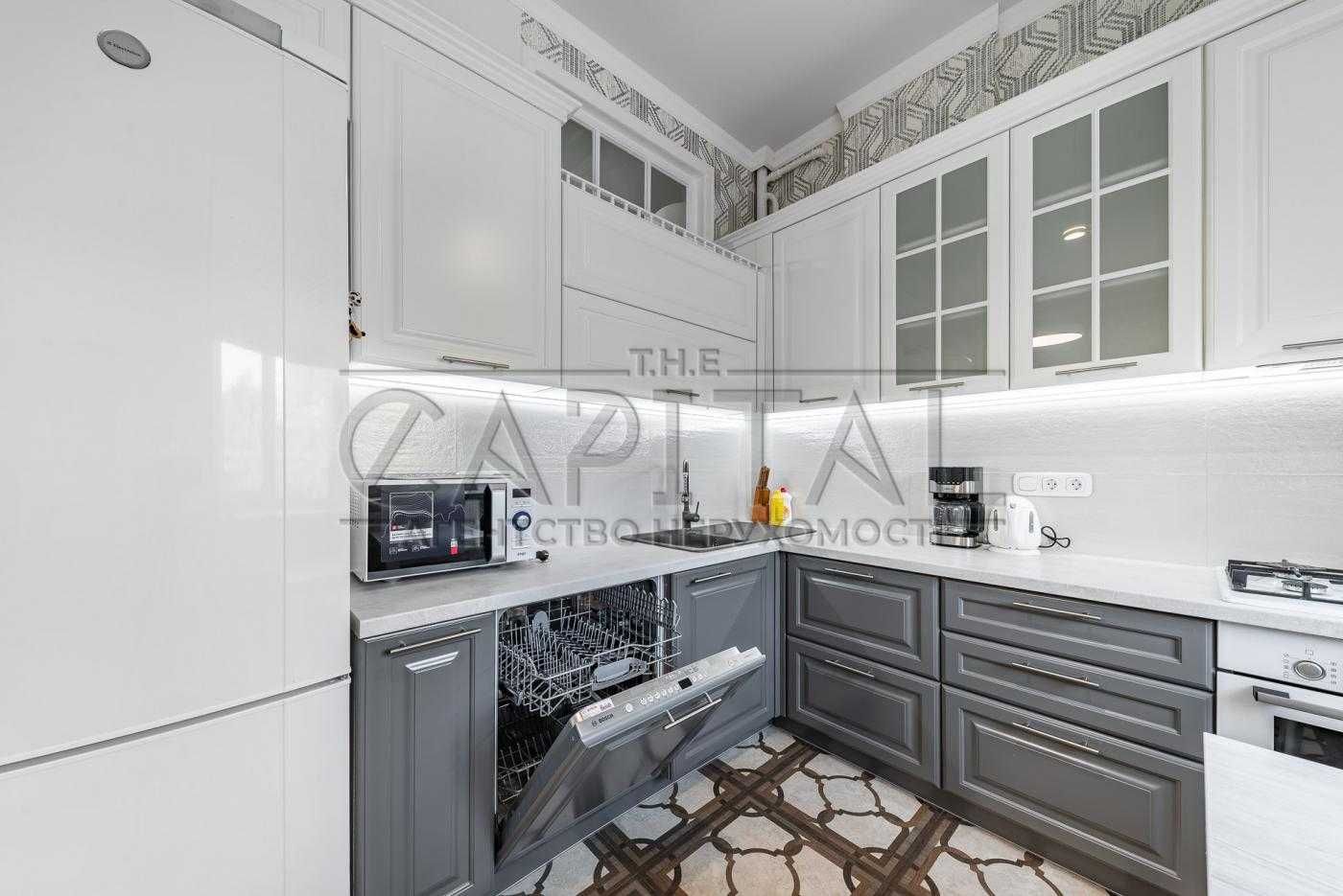 Two-bedroom apartment on Khreshchatyk Street with city center location