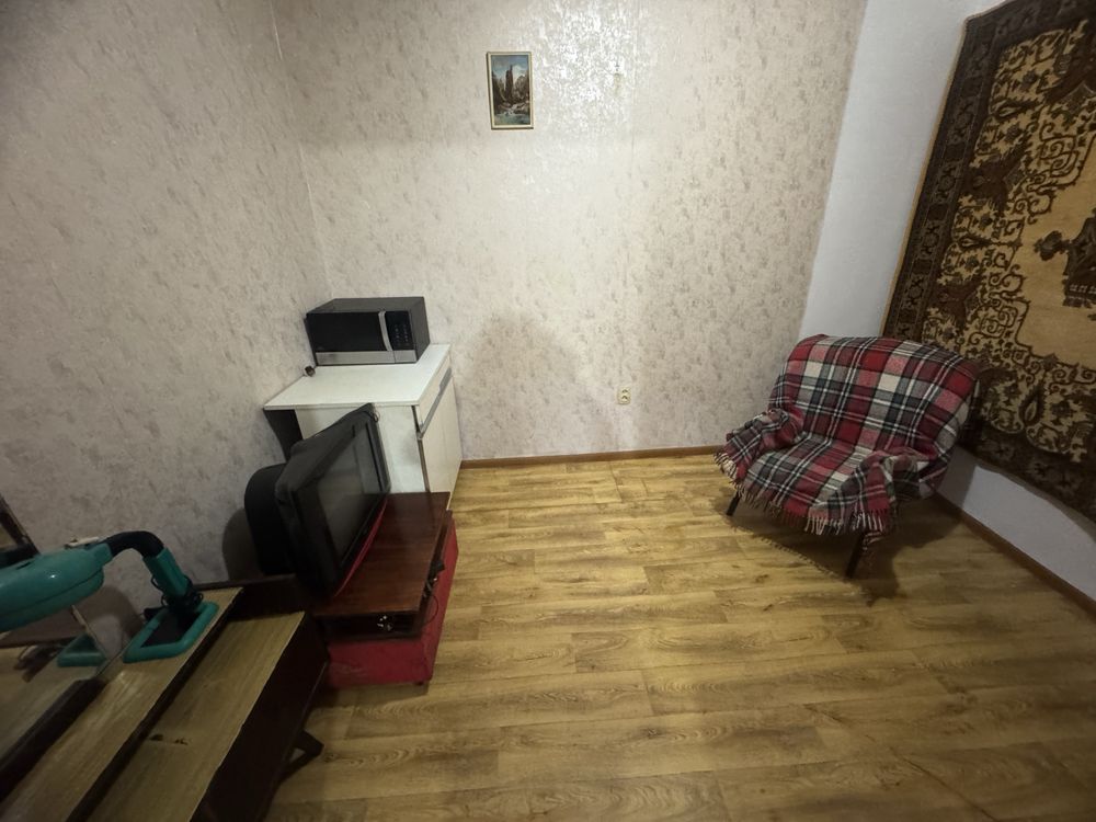 2-Room Apartment on Sevastopolskaya Street with Basic Amenities