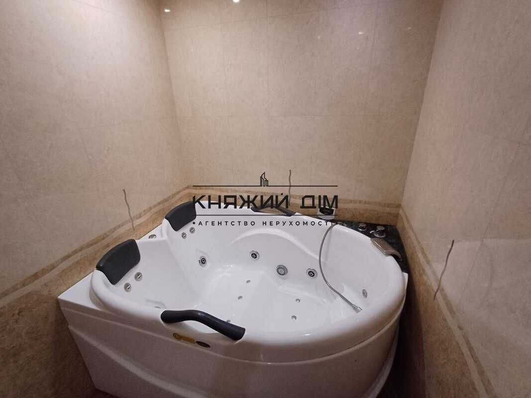 3-Room Apartment near Poznyaki Metro Station with Great View