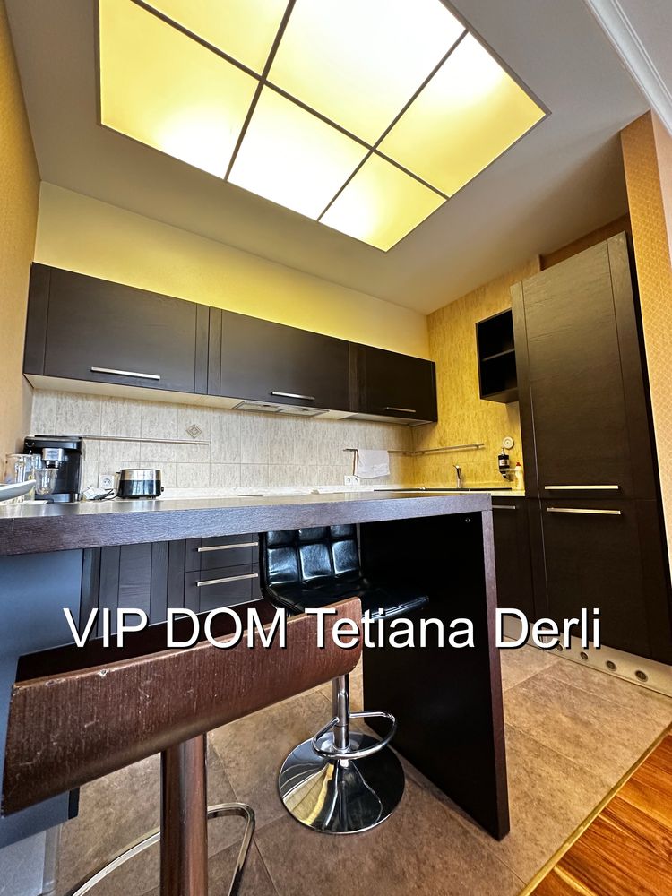 Spacious 2-bedroom apartment on French Boulevard with pool access