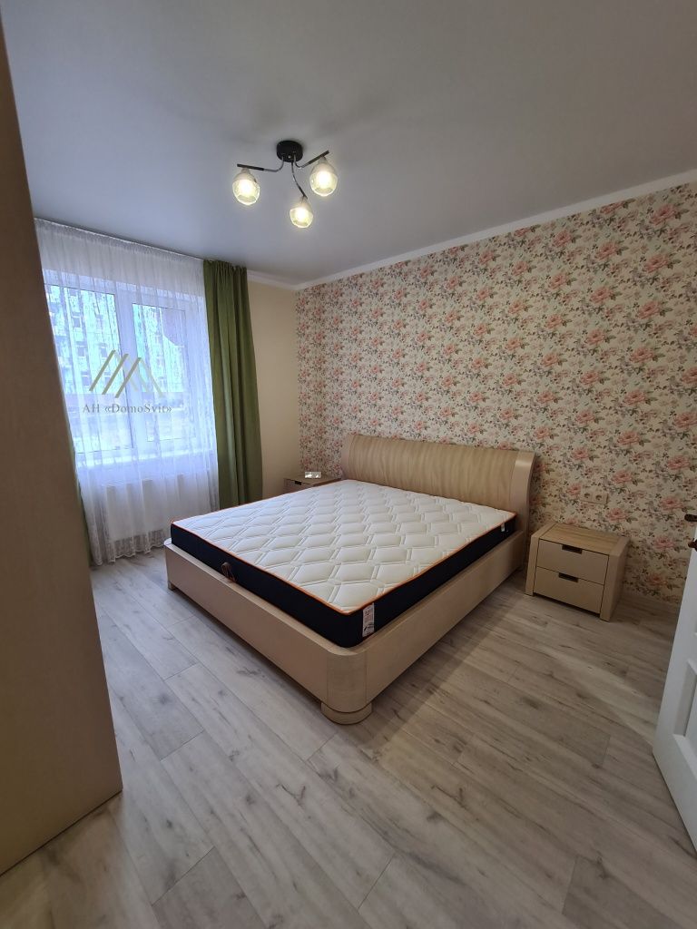 Spacious 2-room Apartment in City Center with Designer Renovation