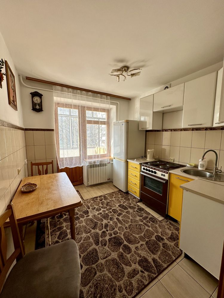 Bright 1-Bedroom Apartment with Balcony Near Chornovola