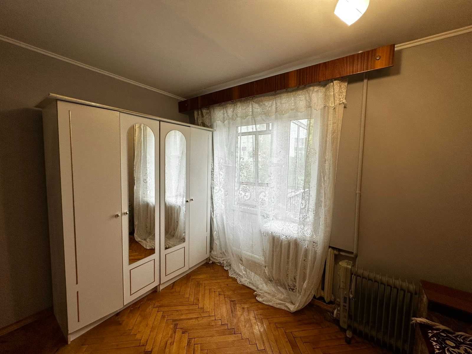 4-Room Apartment on Petlyury Street, 5th Floor, Fully Furnished