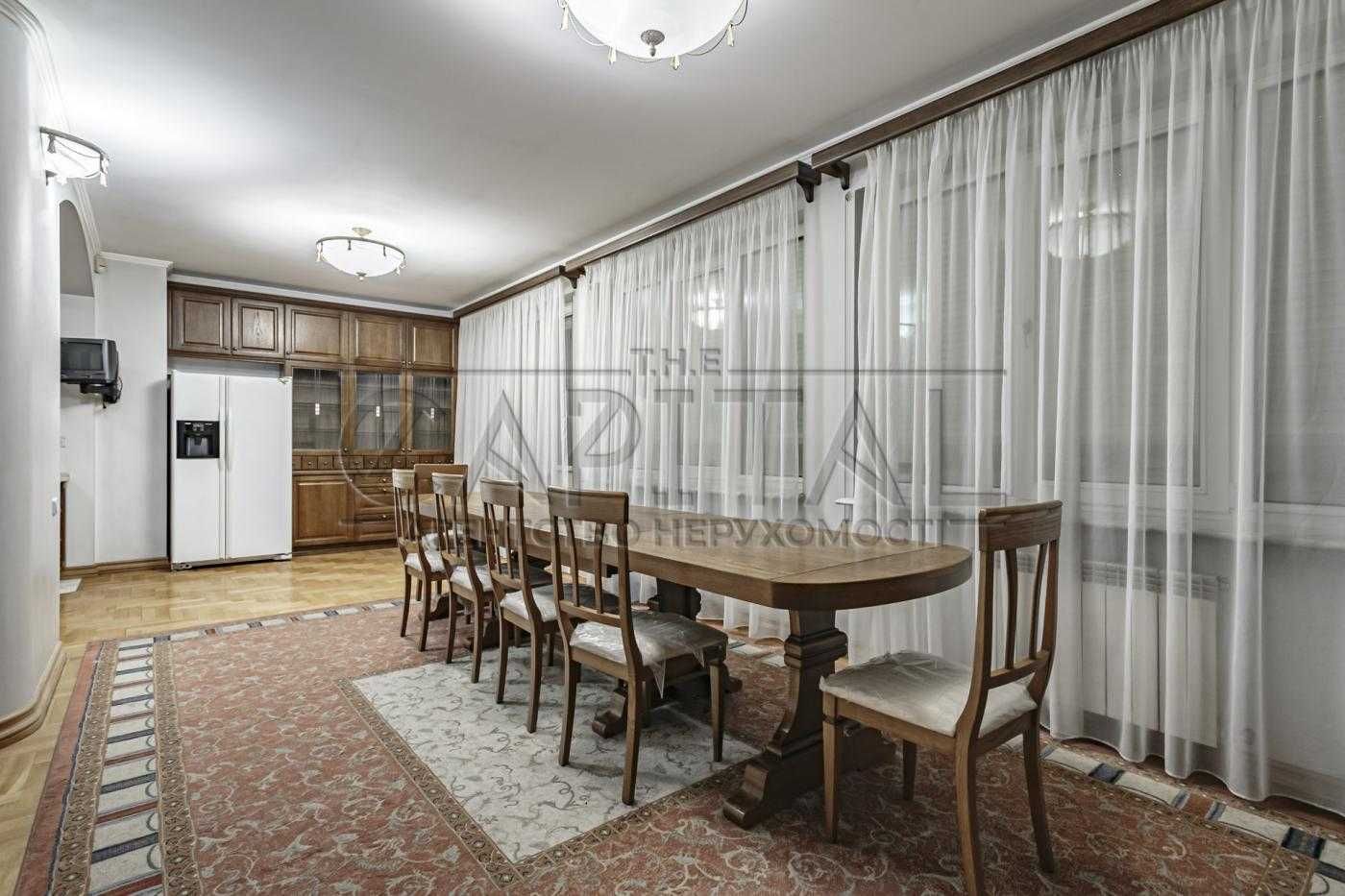 Spacious 4-Bedroom Apartment Near Olympic Metro Station