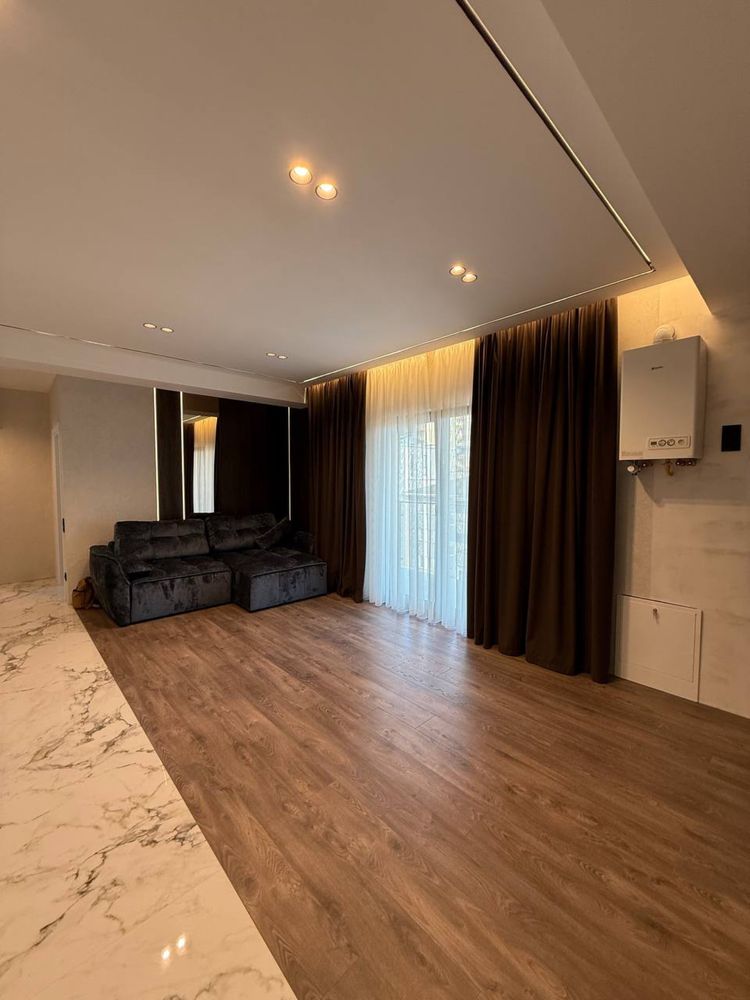 Designer 2-Room Apartment in City Center with Riverside Location