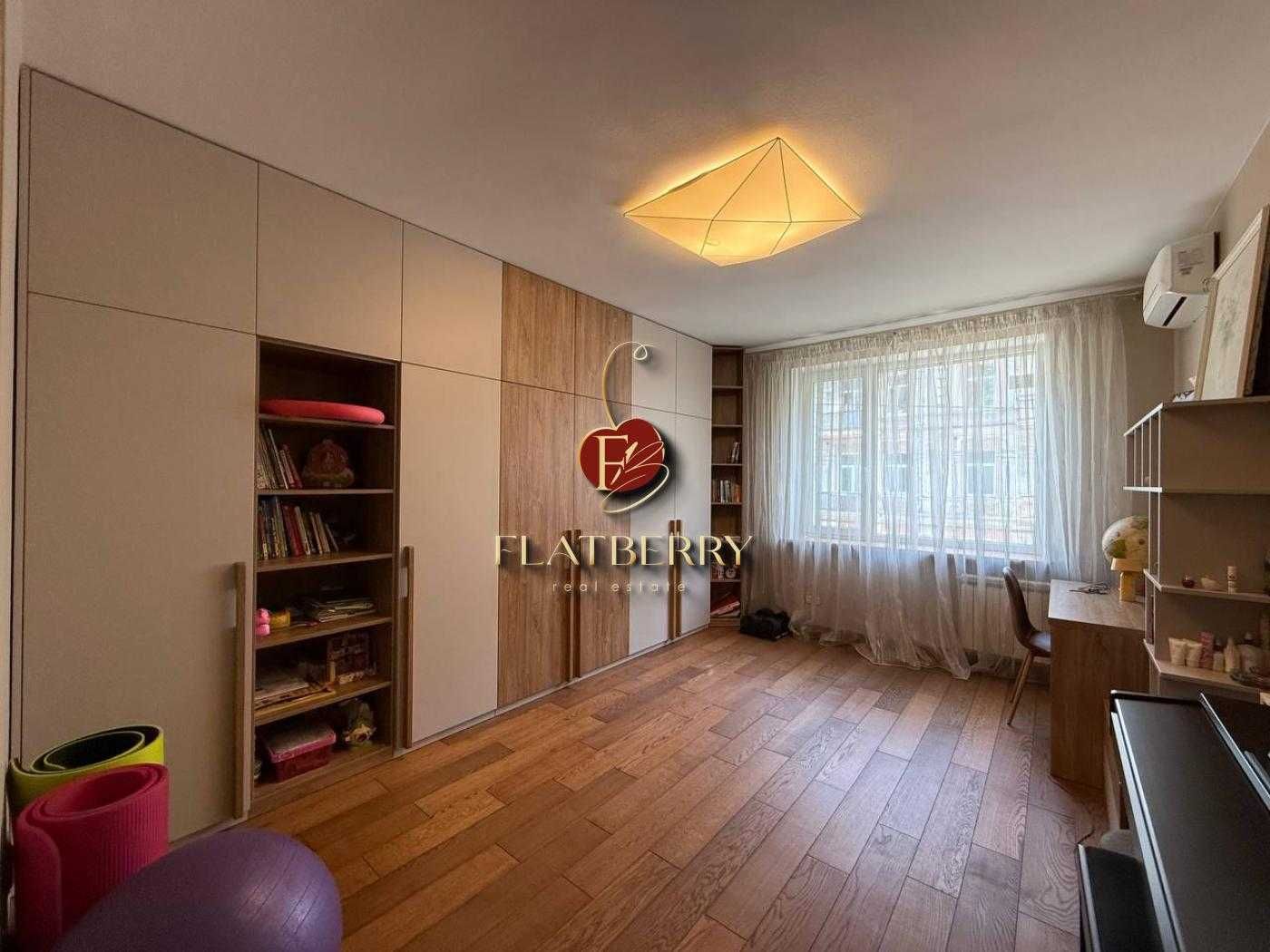 Spacious 122m² Apartment in Podil Center with Designer Renovation