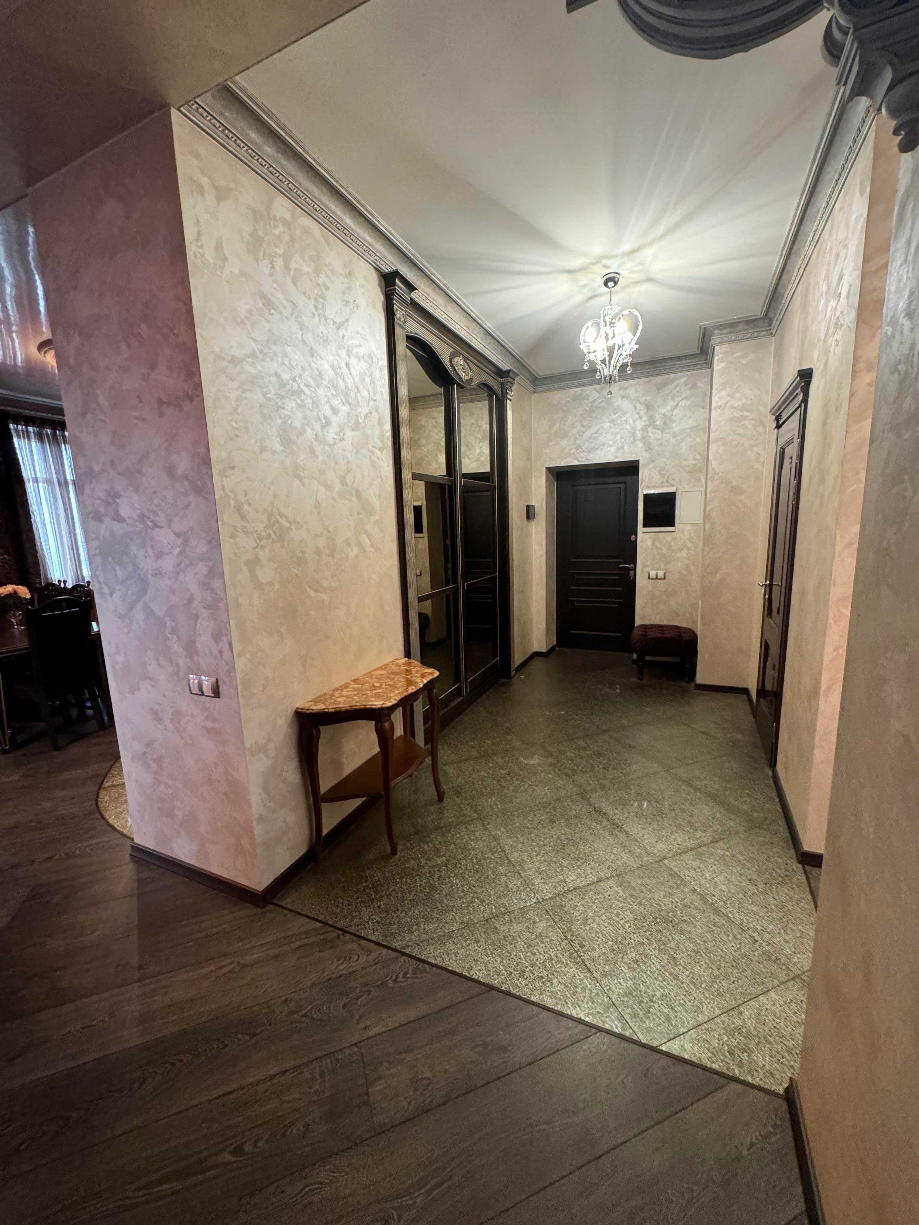 Super offer near Botanical Garden in club house, city center with luxury renovation
