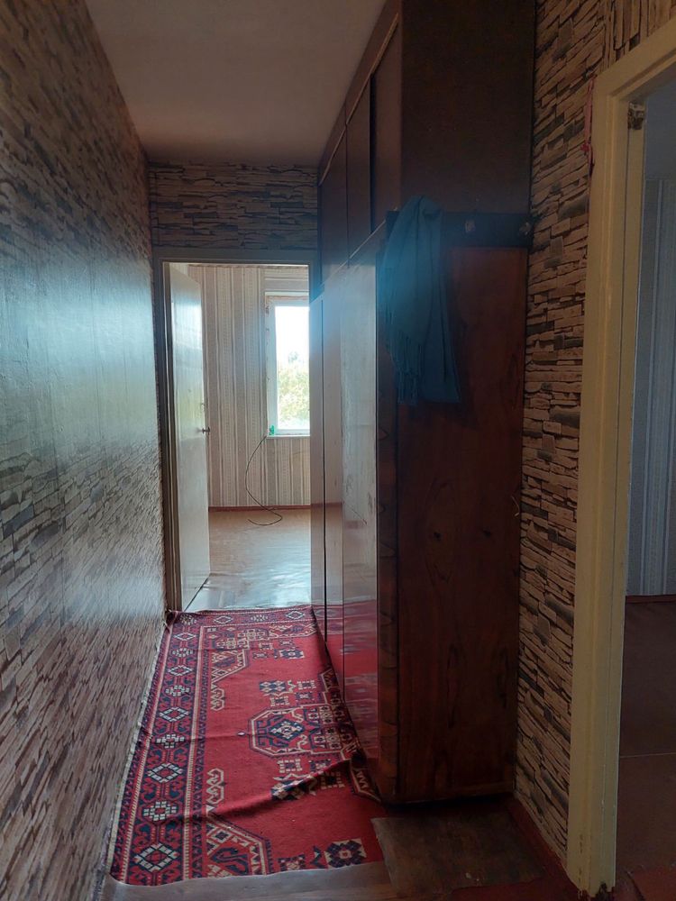 Three-bedroom apartment near Victory Square with balcony