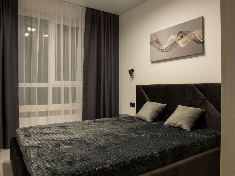 Modern 1-Bedroom Apartment with Designer Interior Near Mall