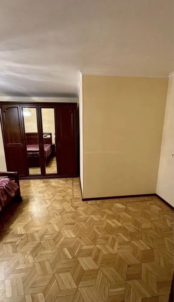 Large 4-room apartment in brick building on Bazarna Street