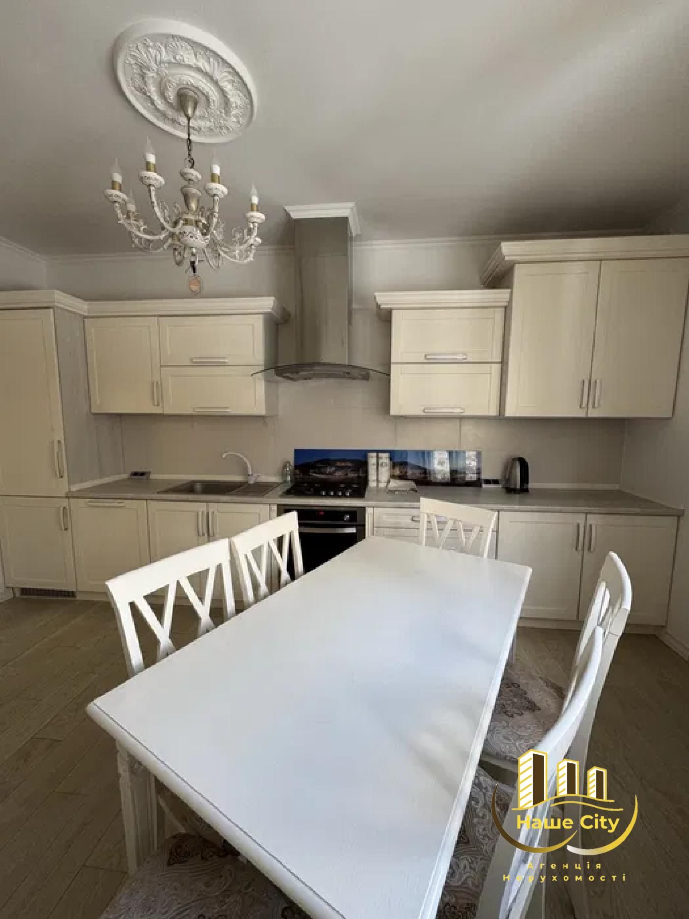 2-Room Apartment on Lysenko Street with Parking