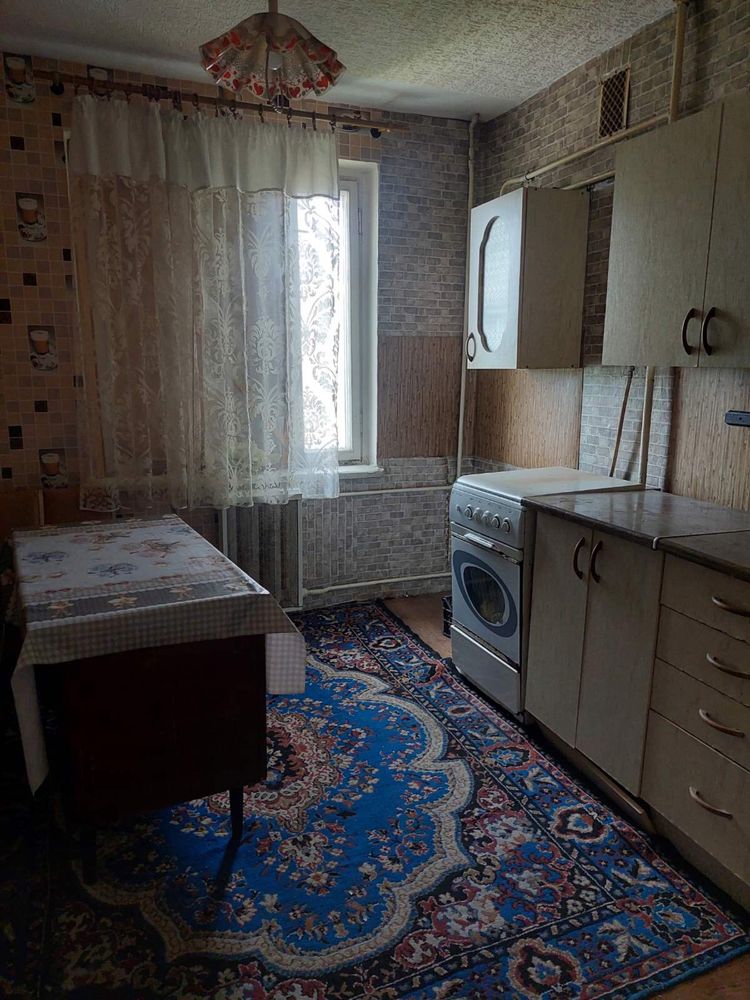 Three-bedroom apartment near Victory Square with balcony