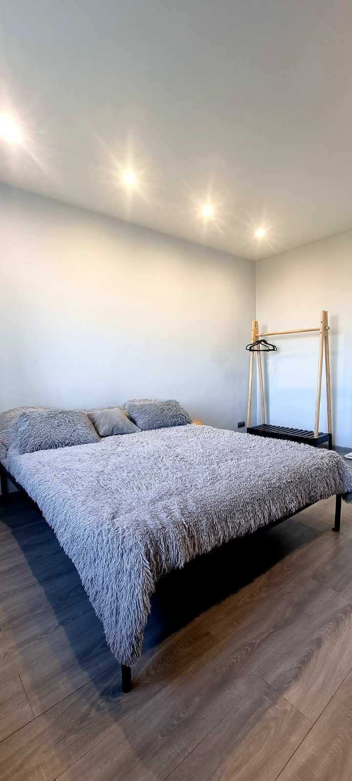 Modern 1-Bedroom Apartment with Walk-in Closet