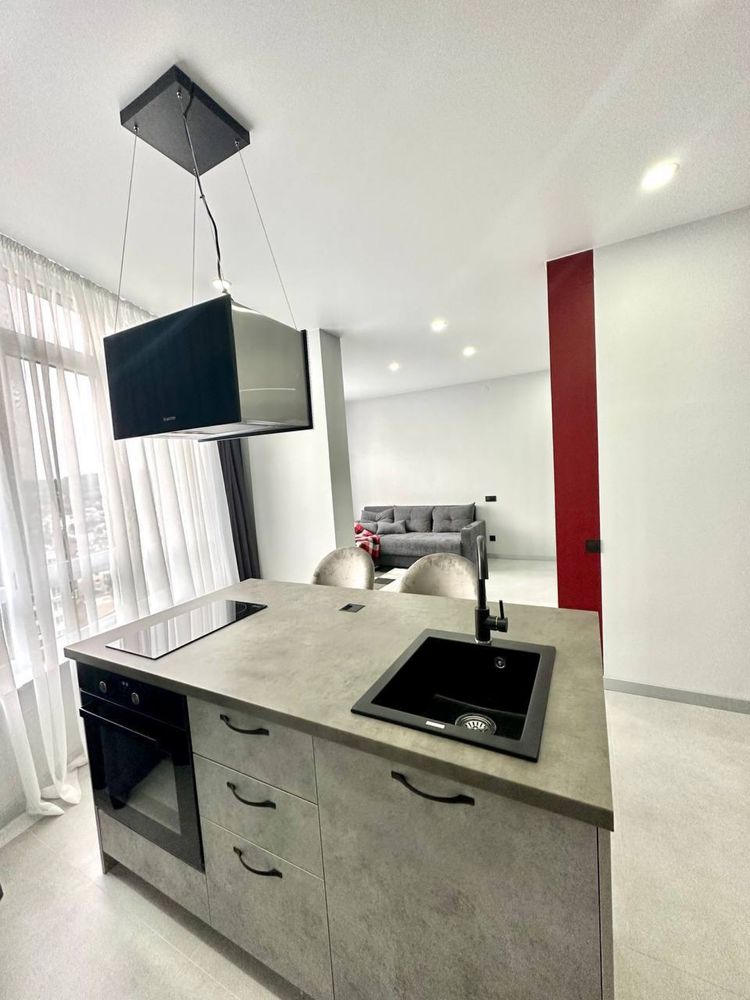 Modern Studio with Walk-in Closet Near Center