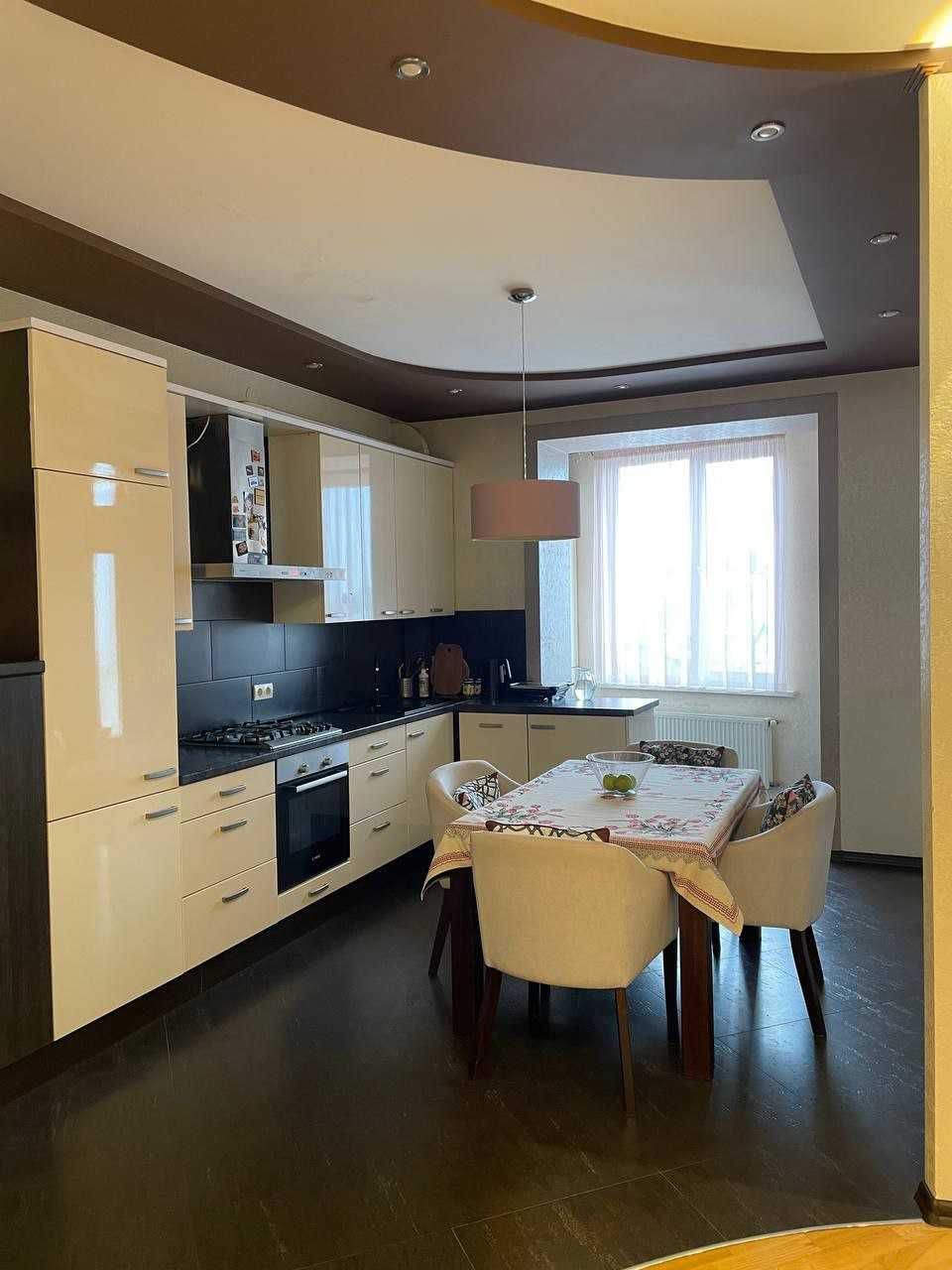 Two-Level Designer Apartment with Terrace Near Park