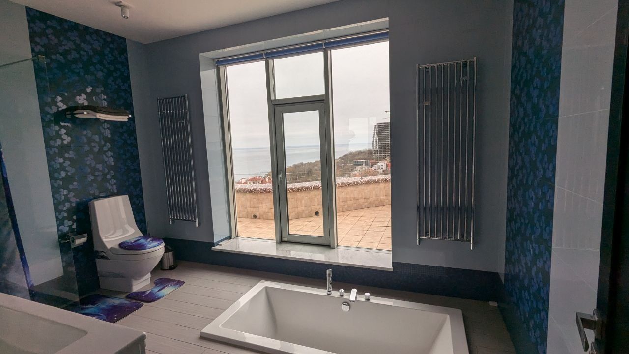 Spacious Apartment with Sea View at French Boulevard