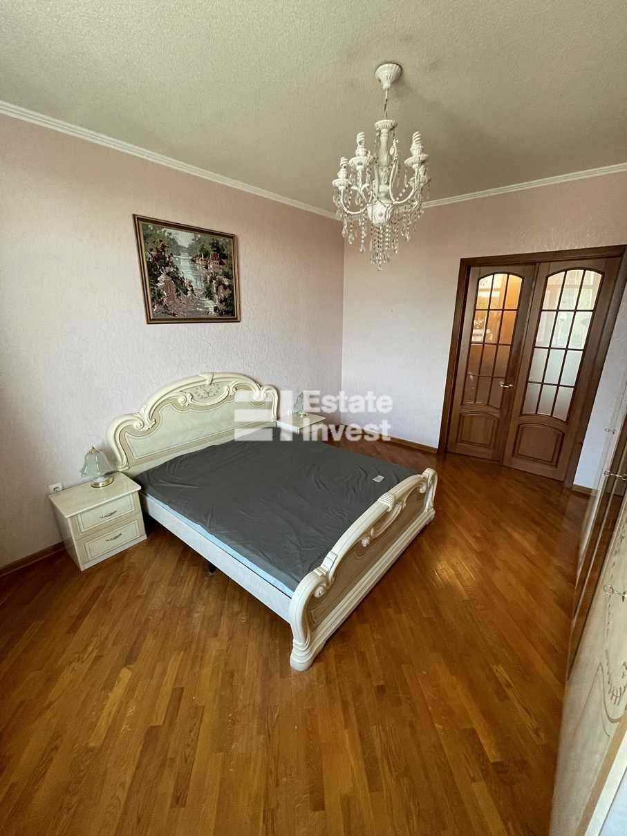 Spacious 3-Bedroom Apartment Near Pavlivska Square