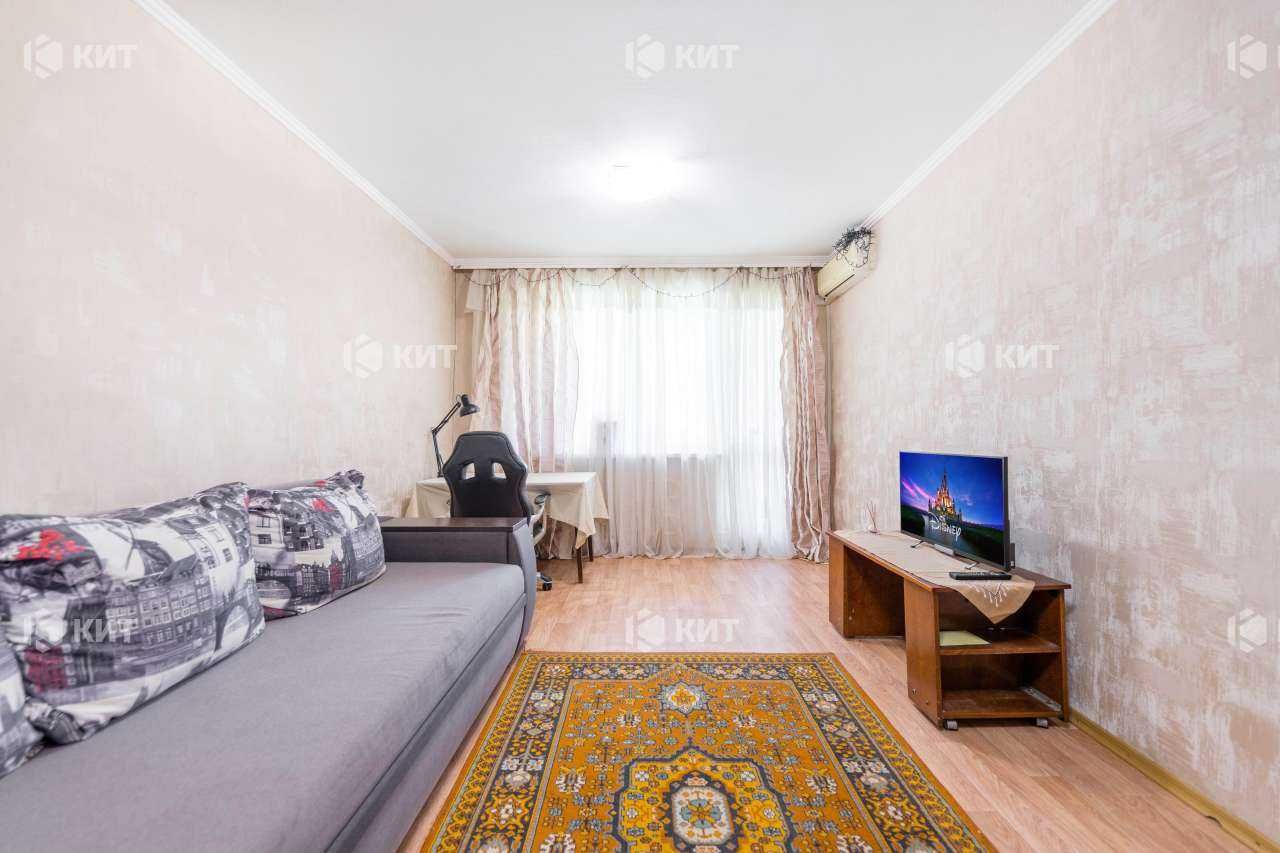 Spacious 2-Room Apartment Near Metro and Park