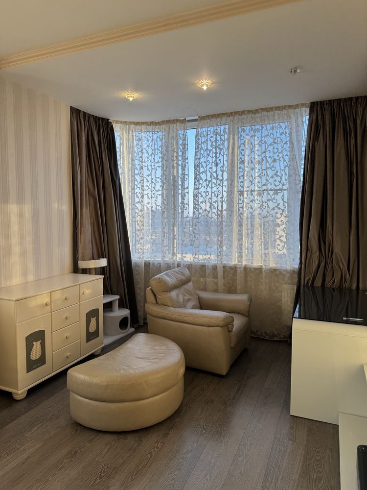 Modern Two-Bedroom Business Class Apartment Near Metro