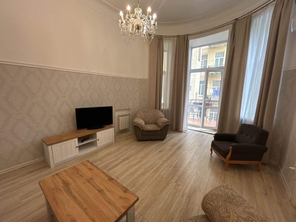 Spacious 3-Room Apartment in Heart of Kyiv with High Ceilings