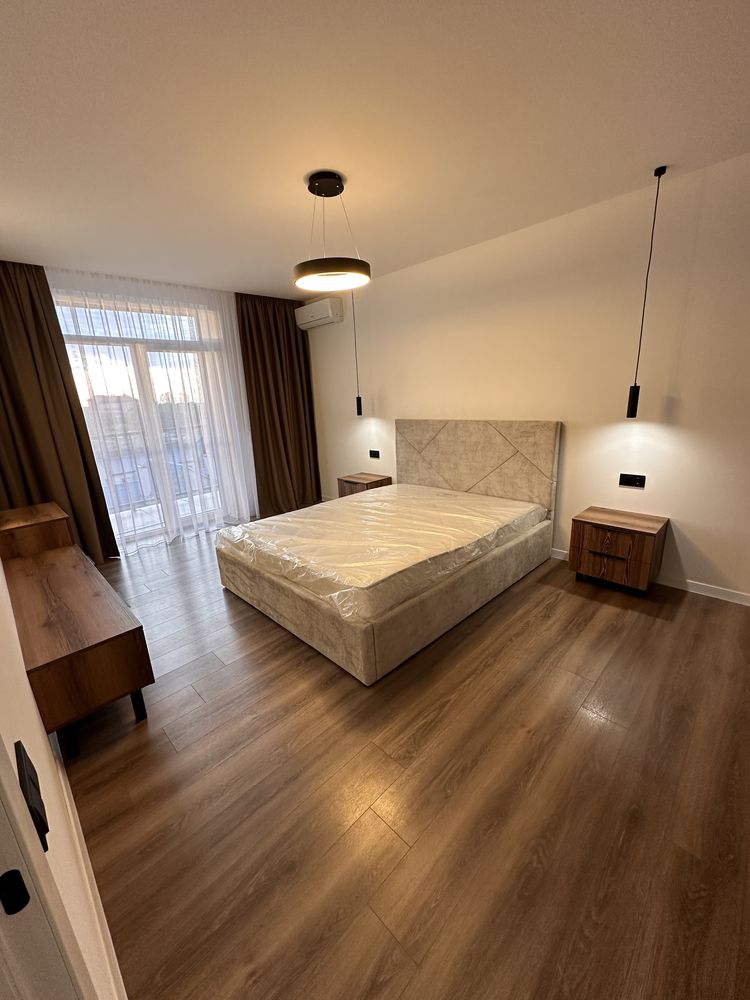 Modern 2-Bedroom Apartment with Designer Renovation