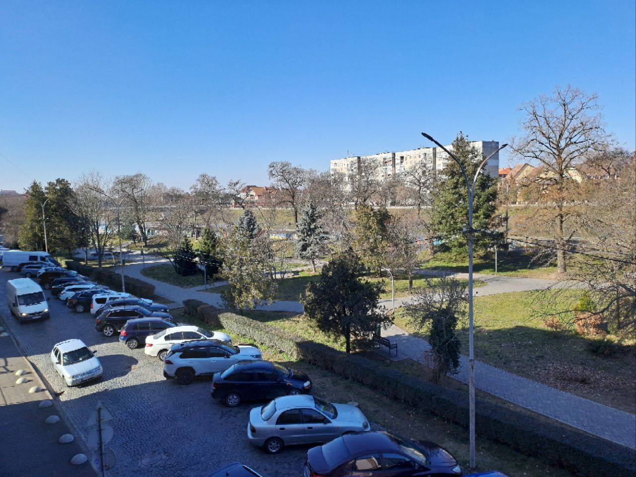 Two-bedroom apartment with park view near riverside