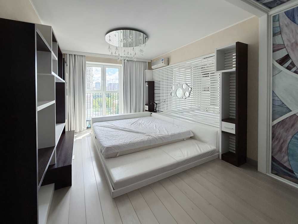 Spacious 3-Room Apartment in Kyiv's Pechersk District