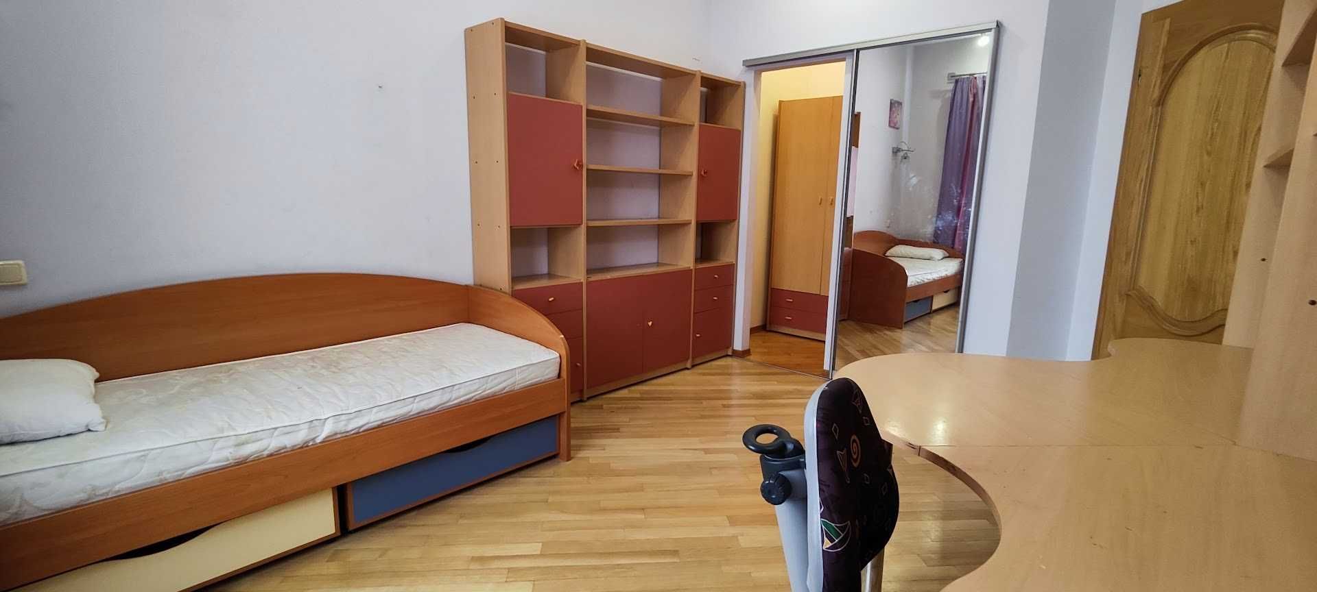 Spacious Two-Bedroom Apartment in Kyiv City Center near Mariinskyi Park