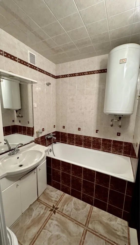 Large 4-room apartment in brick building on Bazarna Street