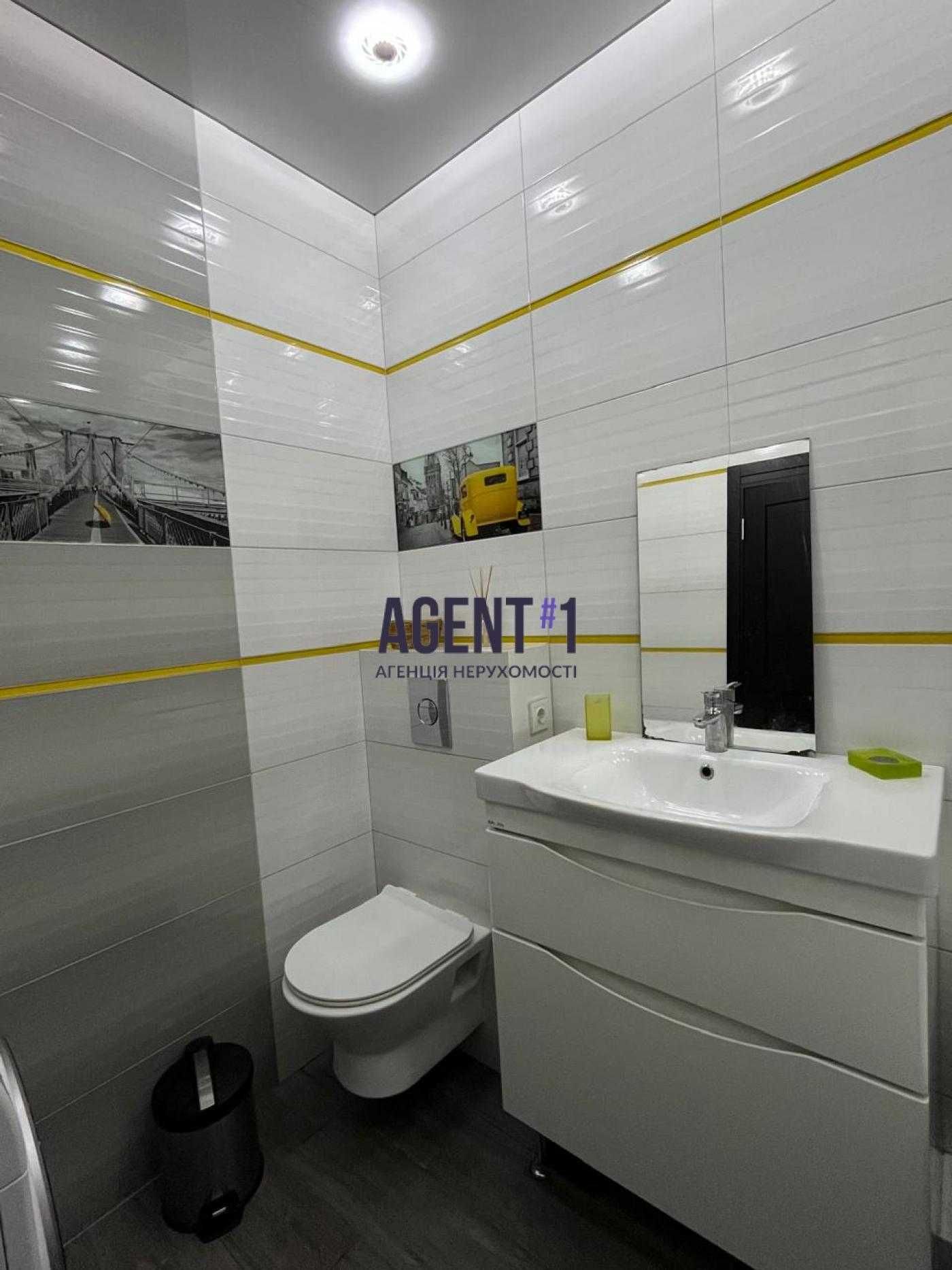 1-Bedroom Apartment in Petrivsky Quarter, Sofiivska Borshchahivka